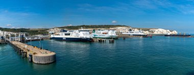 Dover, Birleşik Krallık - 11 Eylül 2022: feribotlar Dover feribot terminalinde, Manş Denizi 'nde Dover' ın Beyaz Kayalıkları 'nın arka planında sıralandı.