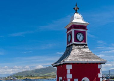 Knight 's Town, İrlanda - 8 Ağustos 2022: Kerry İlçesi Valentia Adası' ndaki Royal Pier of Knight 's Town' daki tarihi saat kulesi ve tartı istasyonu