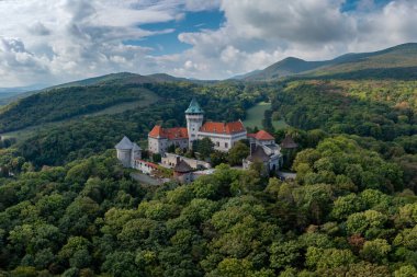 Smolenice, Slovakya - 26 Eylül 2022: Küçük Karpatlar 'daki Smolenice Kalesi' nin yeşil yaz sonu ormanı manzarası