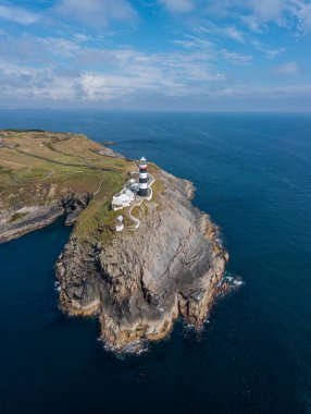 Deniz fenerinin dikey görüntüsü ve İrlanda 'nın batısındaki County Cork' taki Kinsale 'in eski müdürü.