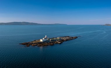 County Cork 'taki Bantry Bay' deki Roancarrigmore Adası Deniz Feneri 'nin hava görüntüsü.