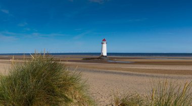Kuzey Galler 'de Ayr Deniz Feneri ve Talacre Sahili manzarası