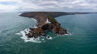 Manş Denizi üzerinde Güney Devon 'daki Başlangıç Noktası Deniz feneri ve Burun manzarası