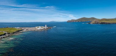 Batı İrlanda 'nın Kerry ilçesindeki tarihi Valentia Adası Deniz Feneri' nin hava manzarası.