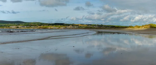 Panorama Landskap Utsikt Över Ballyheigue Stranden Med Reflektioner Himmel Och — Stockfoto