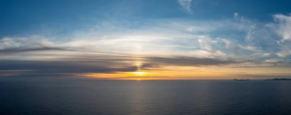 Ein Meerpanorama Eines Ruhigen Atlantiks Bei Sonnenuntergang Mit Einem Ausdrucksstarken — Stockfoto