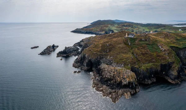 West Cork 'taki Baltimore Limanı ve Sherkin Adası Deniz Feneri' nin girişinin manzarası.