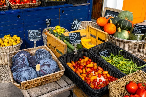 Greystone, İrlanda - 18 Ağustos 2022: Greystone 'daki tam besin ve organik ürünler mağazasındaki meyve ve sebze vitrininin yakın görüntüsü