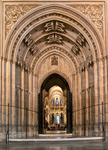 Canterbury, Birleşik Krallık - 10 Eylül 2022: Geçit kapısının görüntüsü ve ana güverteden Canterbury Katedrali 'nin içindeki Quire' a kadar kemerler ayrıntılı.