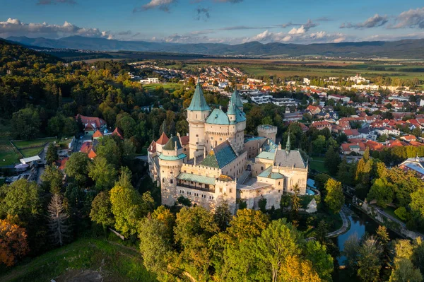 Bojnice, Slovakya - 26 Eylül 2022: Slovakya 'daki Bojnice Kalesi' nin sıcak akşam ışığında insansız hava aracı görüntüsü