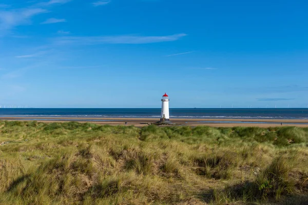 Kuzey Galler 'de Ayr Deniz Feneri ve Talacre Sahili manzarası
