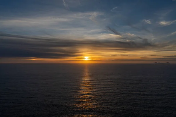 Cenário Marinho Oceano Atlântico Calmo Pôr Sol Com Céu Expressivo — Fotografia de Stock