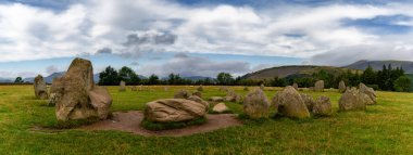 Cumbria 'daki Lake District Ulusal Parkı' ndaki Castlerigg Taş Çemberi 'nin manzarası.