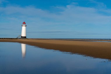 Kuzey Galler 'deki Ayr Deniz Feneri ve Talacre Sahili manzarası gelgit havuzunda yansımalar