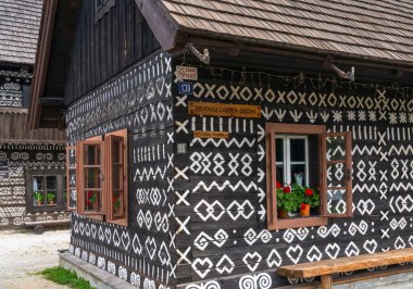 Cicimany, Slovakya - 27 Eylül 2022: Slovakya 'daki Cicimany folklorunda beyaz dekoratif boyalı tarihi ahşap evler