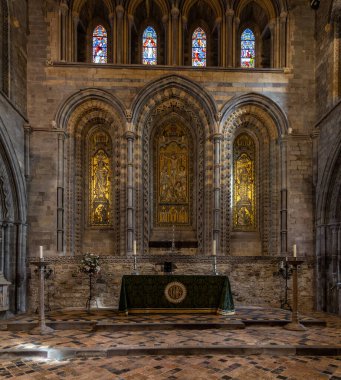 St Davids, Birleşik Krallık - 28 Ağustos 2022: Pembrokeshire St Davids Katedrali içindeki süslü sunak manzarası