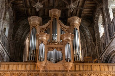 St Davids, Birleşik Krallık - 28 Ağustos 2022: Pembrokeshire 'deki St. Davids Katedrali' nin tarihi boru orgu yakın çekim görüntüsü