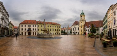 Bratislava, Slovakya - 25 Eylül 2022: Bratislava 'nın eski şehir merkezindeki Ana Meydan manzarası