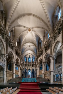 Canterbury, Birleşik Krallık - 10 Eylül 2022: Sunak manzarası ve Canterbury Katedrali içindeki Trinity Şapeli 'ne giden adımlar