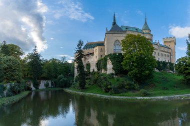 Bojnice, Slovakya - 26 Eylül 2022: Hendekte yansımaları olan Bojnice Kalesi manzarası