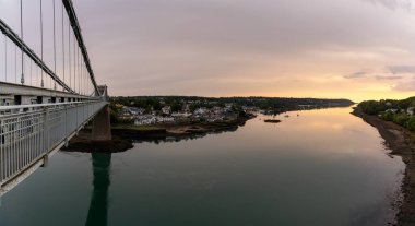 Menai Köprüsü ve İrlanda Denizi 'ne açılan Menai Boğazı' nın olduğu eski bir köy manzarası.