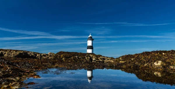 Una Vista Panorámica Del Faro Penmon Norte Gales Con Relfecciones — Foto de Stock
