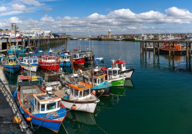 Dunmore East, İrlanda - 17 Ağustos 2022: Waterford County 'deki Dunmore Doğu Liman ve Deniz Feneri manzarası
