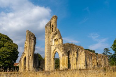 Glastonbury, Birleşik Krallık - 1 Eylül 2022: Glastonbury Abbey 'deki Geçit ve Koro Duvarlarının manzarası