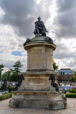 Stratford-Upon-Avon, Birleşik Krallık - 31 Ağustos 2022: Gower Anıtı ve William Shakespeare 'in Heykeli