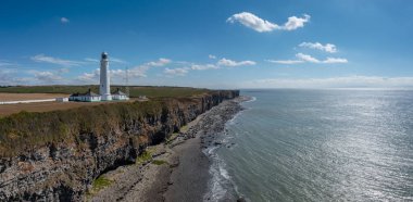 Güney Galler 'deki Nash Point Deniz feneri ve Monknash Sahili' nin hava manzarası