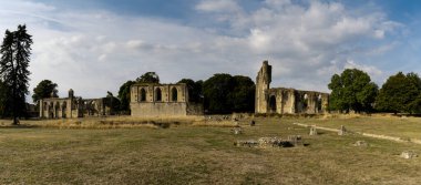 Glastonbury, Birleşik Krallık - 1 Eylül 2022: Glastonbury Abbey 'deki Nave ve Crossing ve Koro Duvarları' nın manzarası