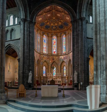 Kilkenny, İrlanda - 17 Ağustos 2022: Kilkenny 'deki St. Mary Katedrali' nin merkez nave sunağı manzarası