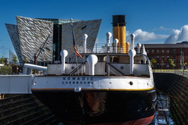 Belfast, Birleşik Krallık - 21 Ağustos 2022: HMS Göçebe kuru havzasında ve Belfast 'taki Titanik Müzesi
