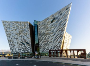 Belfast, Birleşik Krallık - 21 Ağustos 2022: Belfast şehir merkezindeki eski tersanelerdeki modern alüminyum ve çelik Titanik Müzesi 'nin manzarası