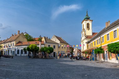 Szentendre, Macaristan - 5 Ekim 2022: Szententendre 'nin renkli tarihi Barok kasabasının ana meydanı