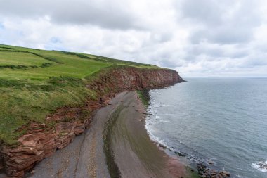 Cumbria kıyı şeridinin manzarası ve St Bees burunlarının uçurumları