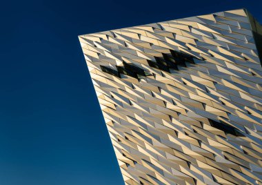 Belfast, Birleşik Krallık - 21 Ağustos 2022: Belfast şehir merkezindeki çelik ve alüminyum Titanik Müzesinin mimari detayları