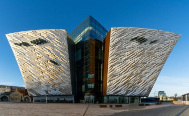 Belfast, Birleşik Krallık - 21 Ağustos 2022: Belfast şehir merkezindeki eski tersanelerdeki modern alüminyum ve çelik Titanik Müzesi 'nin manzarası