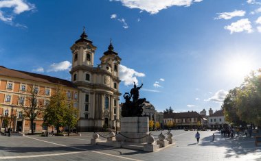 Eğer, Macaristan - 2 Ekim 2022: Padua Kilisesi 'nin Antonius' u ile eğer 'deki Dobo Istvan Meydanı' nın panorama manzarası