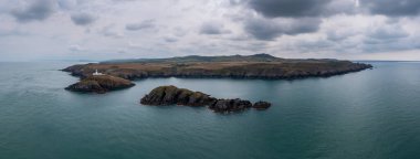 Tarihi Strumble Head Deniz Feneri ile Pembrokeshire sahilinin hava manzarası