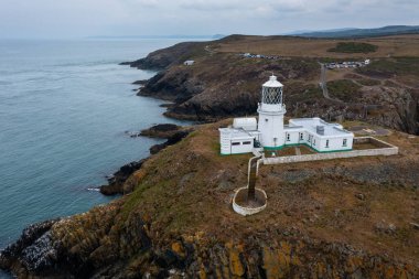 Tarihi Strumble Head Deniz Feneri ile Pembrokeshire sahilinin hava manzarası
