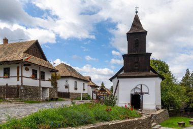 Holloko, Macaristan - 3 Ekim 2022: Holloko 'daki tarihi köy merkezi ve eski kilise manzarası