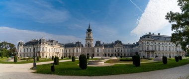 Keszthely, Macaristan - 10 Ekim 2022: Keszthely, Balaton Gölü 'ndeki Festetics Palace ve Gardens manzarası