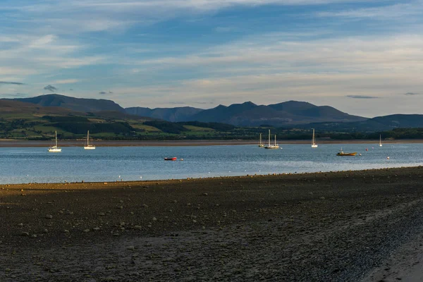 Landschap Uitzicht Menai Straat Met Veel Boten Voor Anker Bergen — Stockfoto