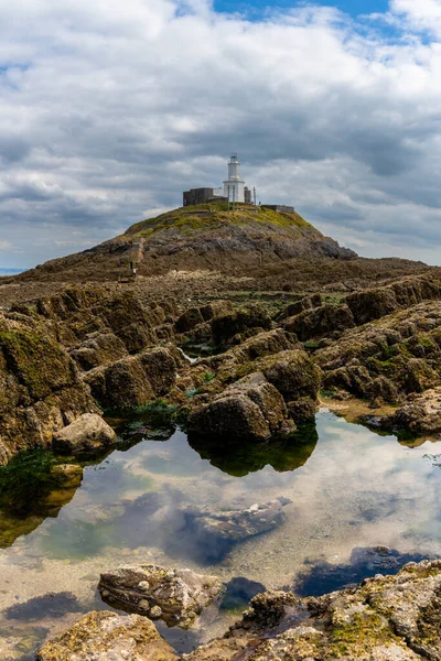 Pohled Maják Mumbles Zátoce Swansea Odlivu Řasami Skalami Popředí — Stock fotografie