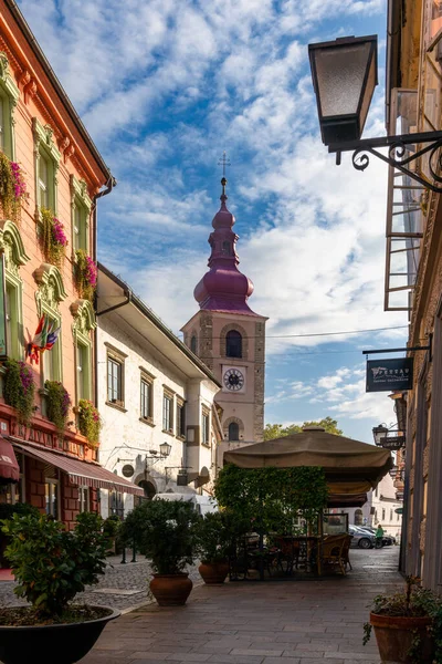 スロベニアのプトゥイ 10月 2022 歴史的な塔とメイン広場とプトゥイの旧市街中心部 — ストック写真