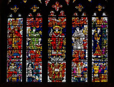 Canterbury, Birleşik Krallık - 10 Eylül 2022: Canterbury Katedrali içindeki tarihi vitray pencerelerin yakın görüntüsü