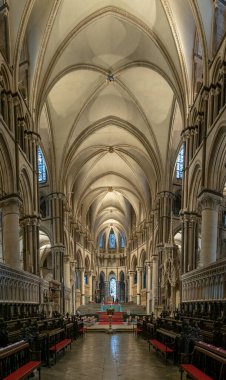 Canterbury, Birleşik Krallık - 10 Eylül 2022: Quire manzarası ve tarihi Canterbury Katedrali içindeki Trinity Şapeli 'ne giden adımlar