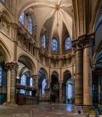 Canterbury, Birleşik Krallık - 10 Eylül 2022: Tarihi Canterbury Katedrali içindeki Presbytery manzarası