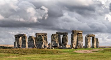 Salisbury, Birleşik Krallık - 7 Eylül 2022: Wiltshire 'daki Salisbury Ovası' ndaki tarih öncesi Stonehenge anıtının manzarası
